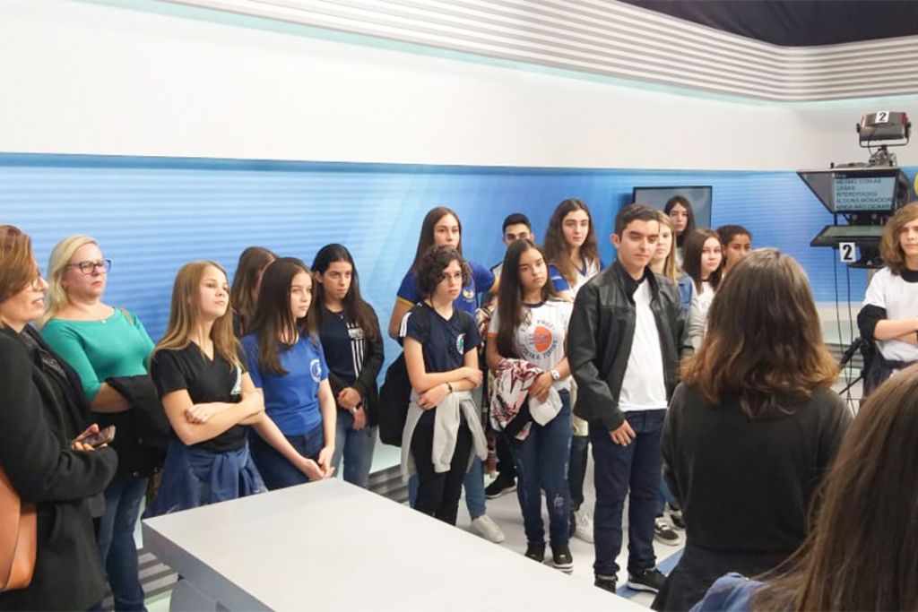 Estudantes participantes de concurso visitam EPTV