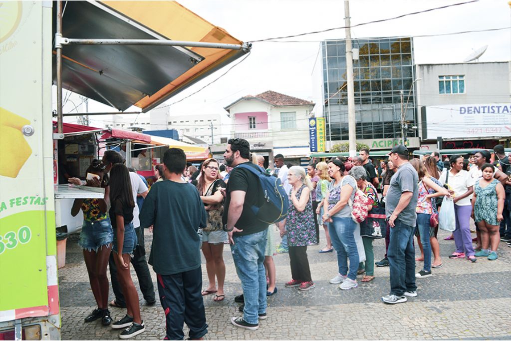 Distribuição de pastel de farinha de milho atrai multidão à Praça Senador