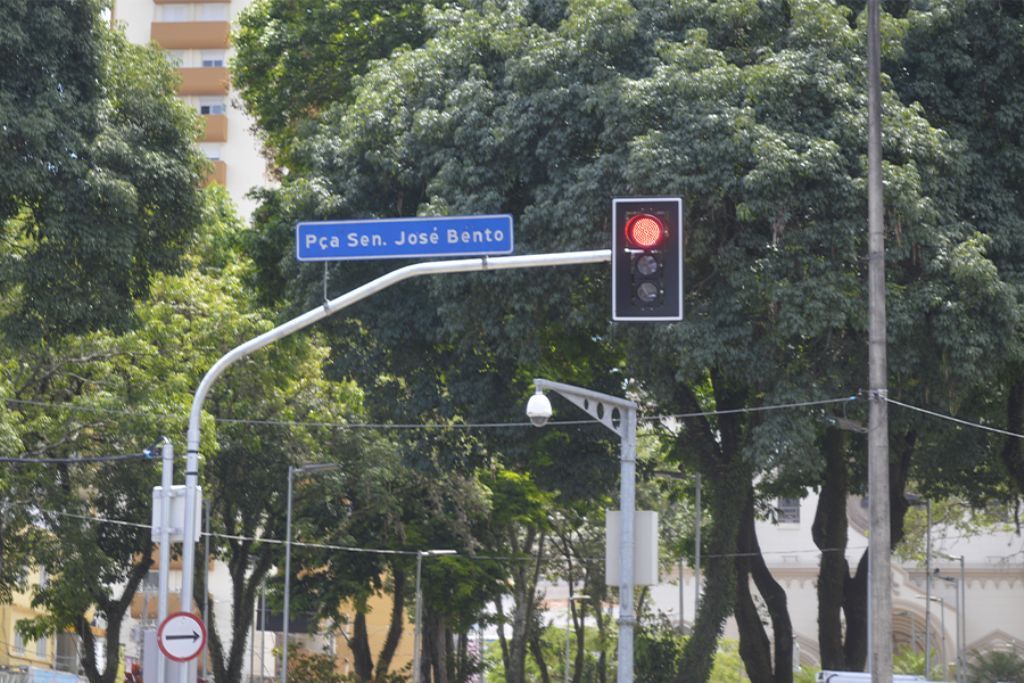 Revitalização de semáforos continua para disciplinar trânsito e dar mais segurança aos pedestres