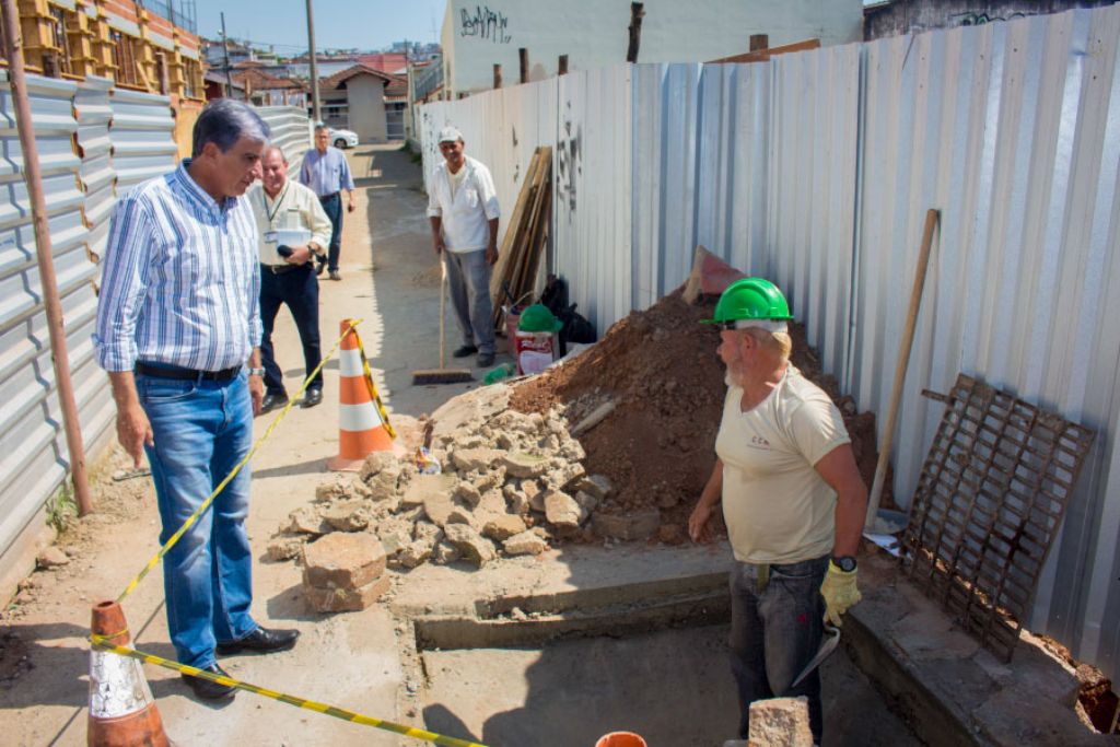Prefeitura limpa galerias para amenizar inundações no Centro