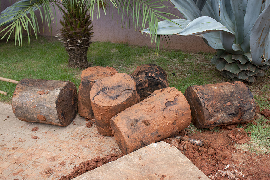 Prefeitura encontra toras de madeira obstruindo tubulação próxima à Câmara Municipal