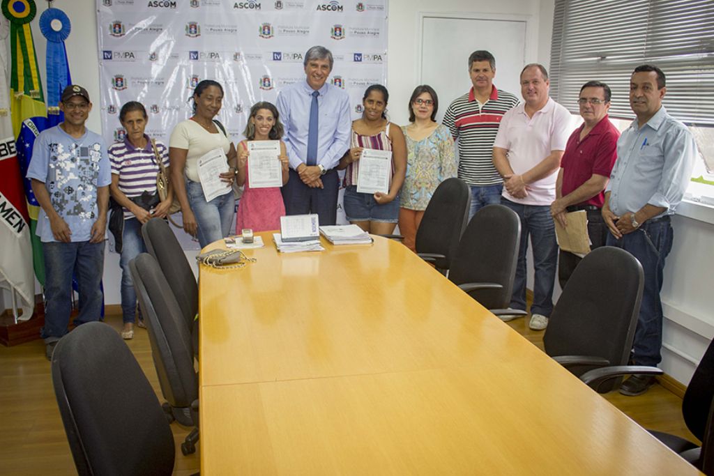 Prefeitura entrega novos alvarás para construção da casa própria