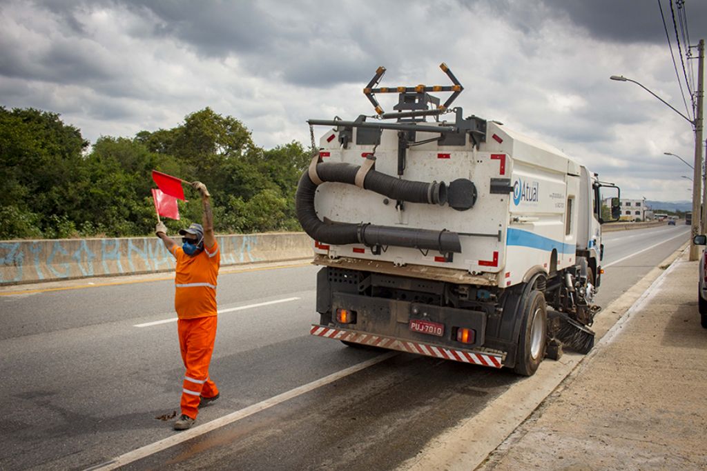 Varrição mecanizada complementa limpeza de vias públicas