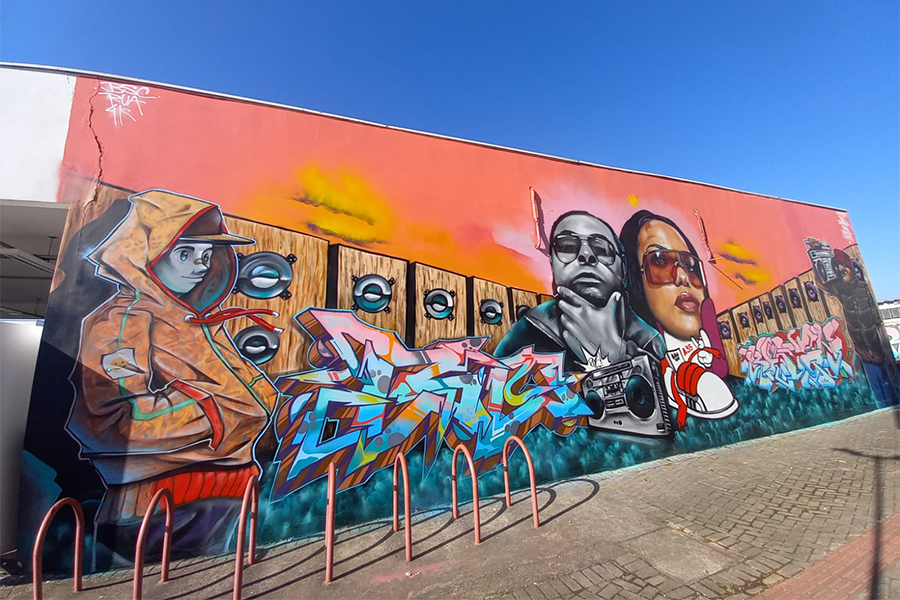 Grafiteiros revitalizam Praça Céu com arte