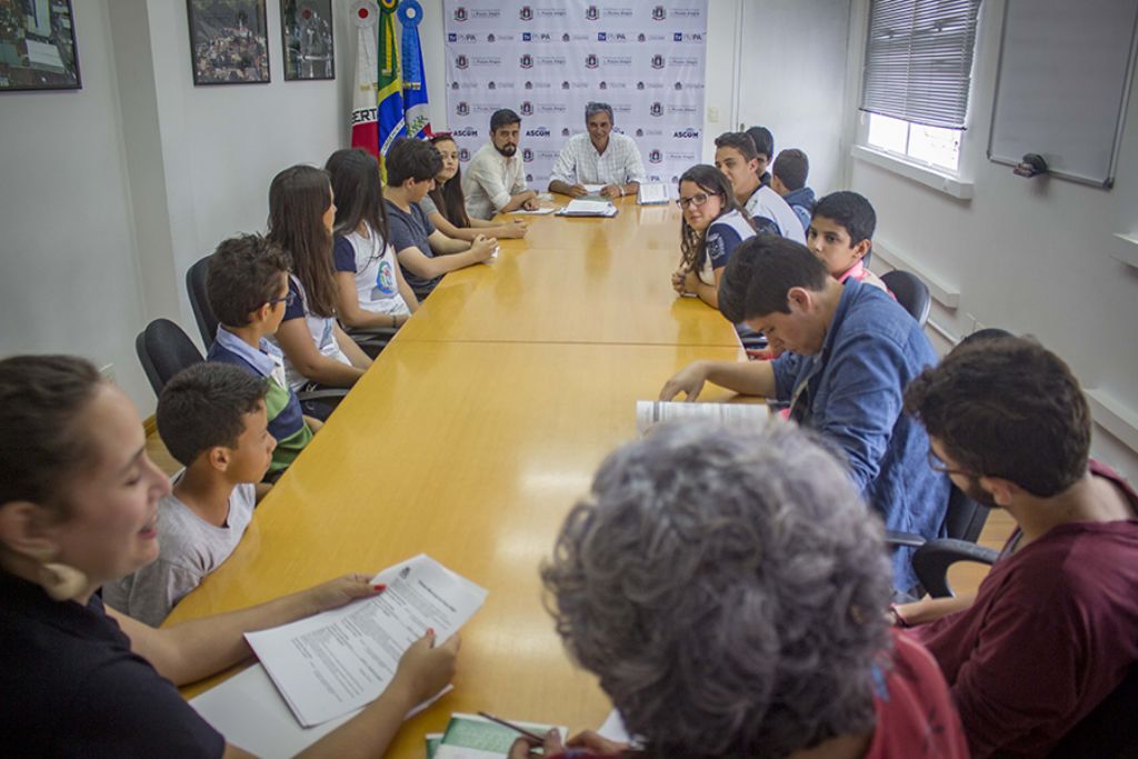Prefeito recebe jovens vereadores da Escola do Legislativo