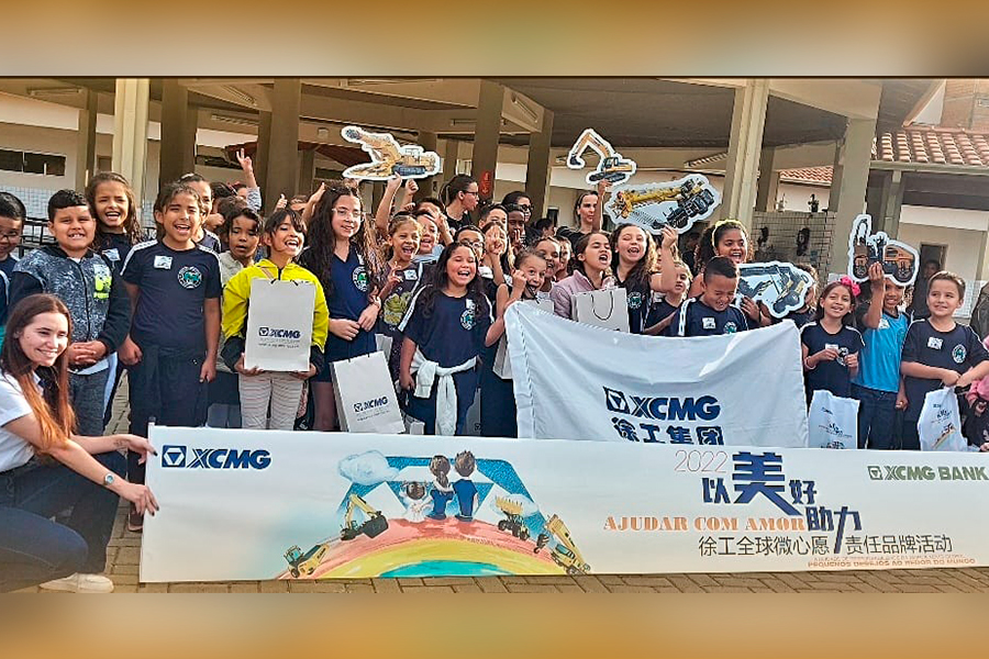 Alunos recebem visita e presentes de multinacional 