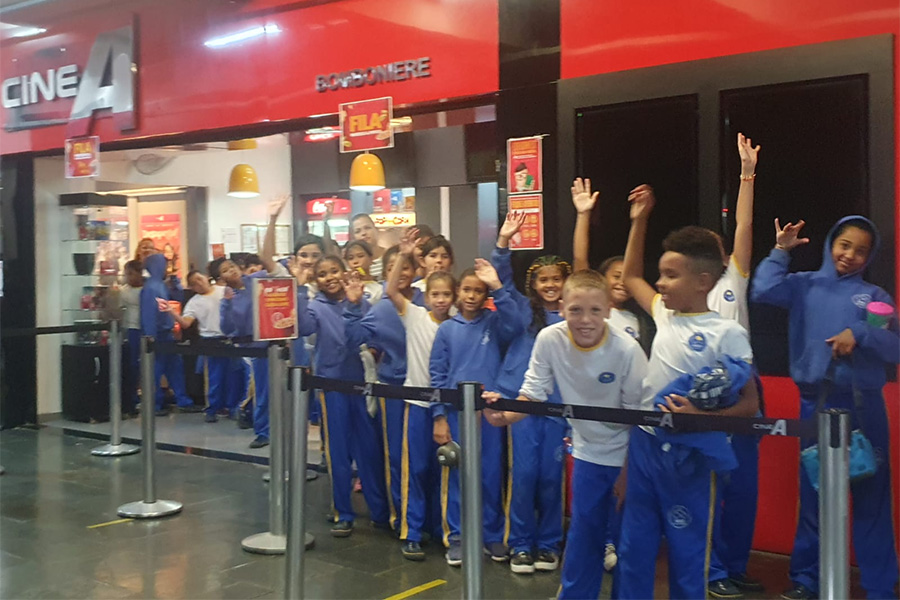 Alunos do período Integral ganham sessão de cinema