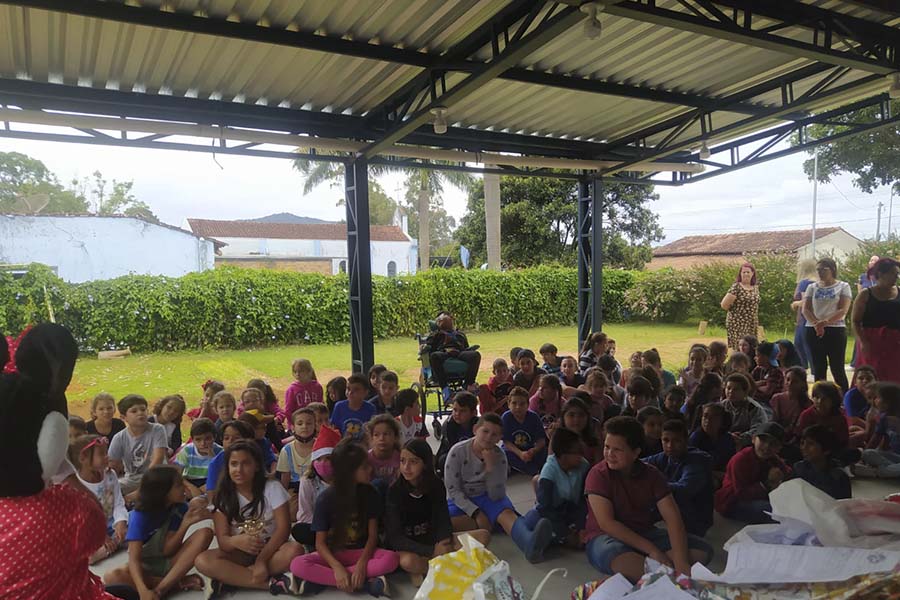 Alunos de Escolas Municipais recebem presentes através de parceria da Prefeitura com os Correios