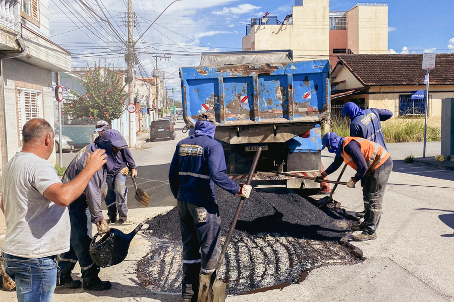 Prefeitura realiza operação tapa-buracos e limpeza da cidade