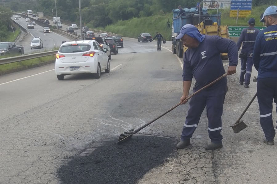 Prefeitura realiza tapa-buracos na BR 459 para garantir a segurança dos pouso-alegrenses
