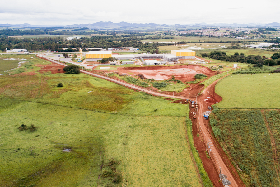 Prefeitura realiza pavimentação asfáltica na estrada próxima a CIMED até o Bairro Belo Horizonte