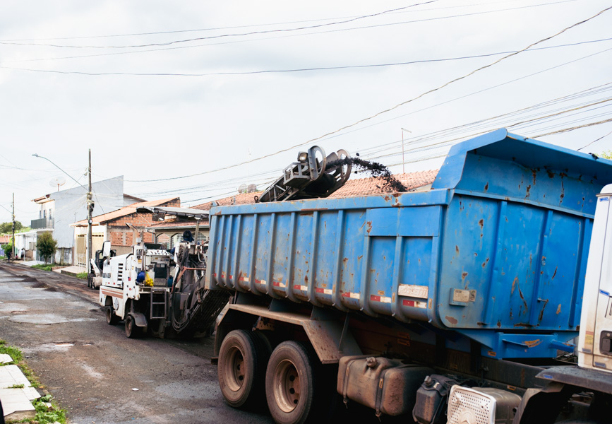 Bairro Inconfidentes recebe obra de pavimentação e projeto para nova entrada