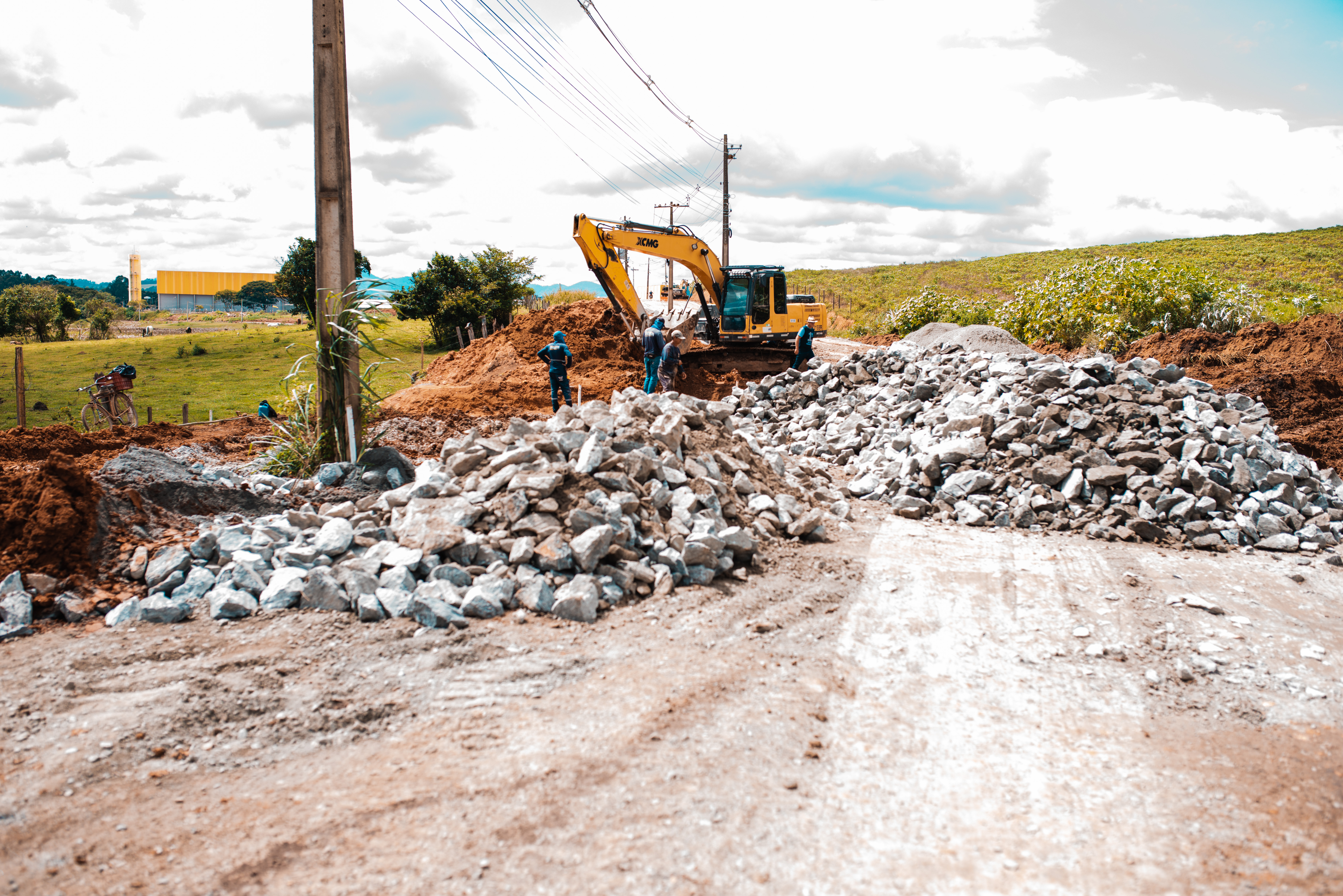 Prefeito fiscaliza obra de pavimentação asfáltica 
