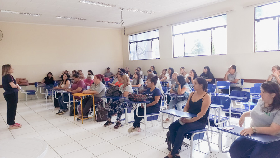 Monitores do transporte escolar municipal participam de capacitação