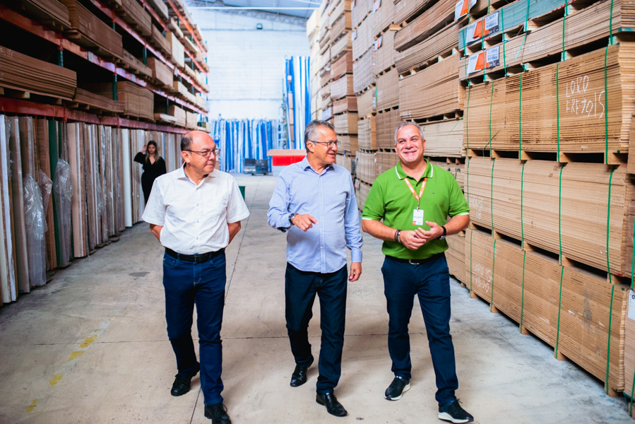 Prefeito visita empresa que deseja expandir atividades