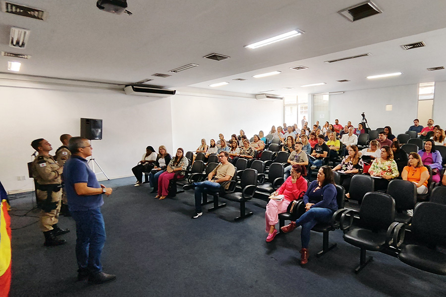 Segurança nas escolas: Prefeito e diretores de escolas se reúnem com PM