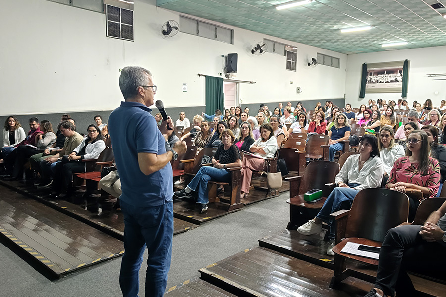 Profissionais das escolas municipais se reúnem para lançamento do Plano SAEB