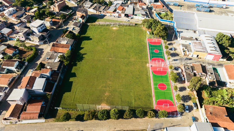 Prefeitura revitaliza campo e quadras do Bangu