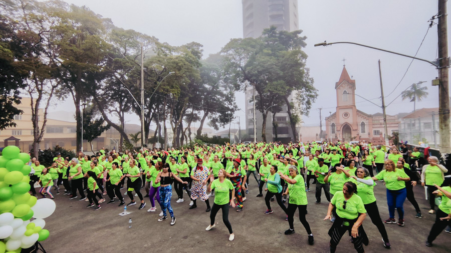 Aulão de ginástica reúne cerca de 300 pessoas na Praça João Pinheiro