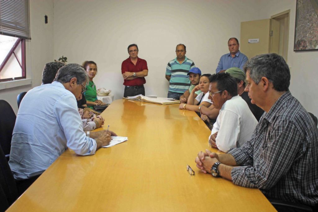 Prefeitura legaliza posse de terrenos com entrega de alvarás e cartas de data