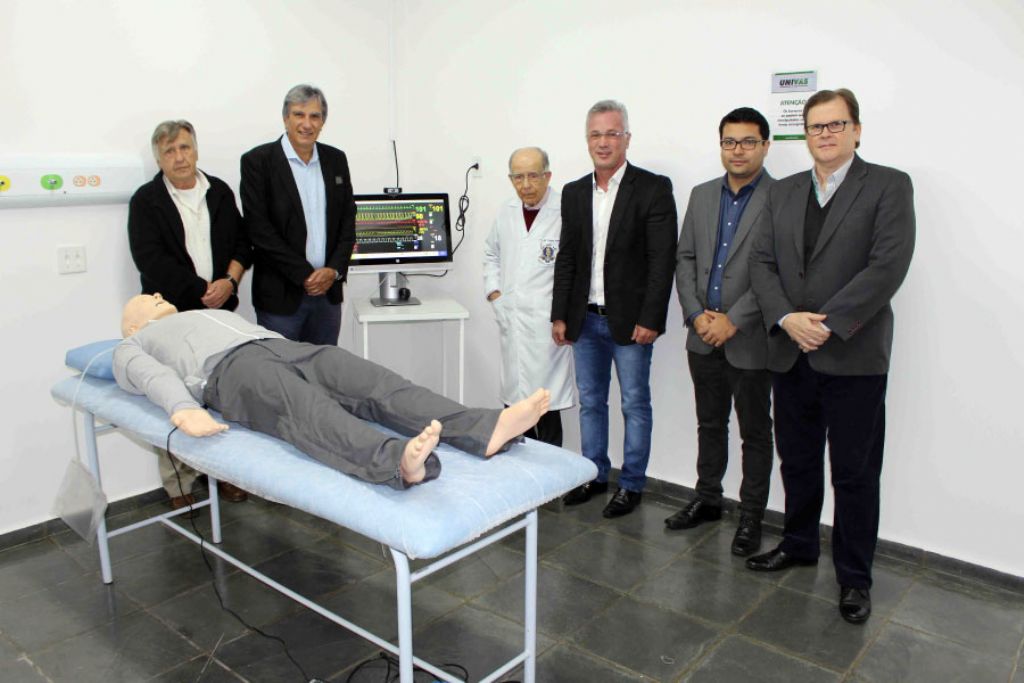 Prefeito participa de inauguração de laboratório de alta tecnologia na Univás
