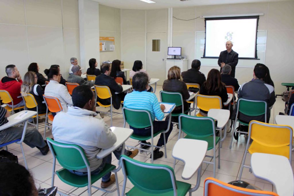 Palestra sobre gestão de finanças é proferida para servidores municipais