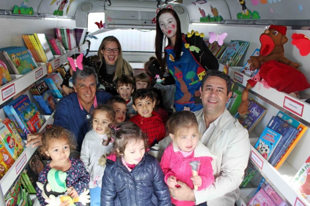 Biblioteca itinerante incentiva  leitura nas escolas municipais 