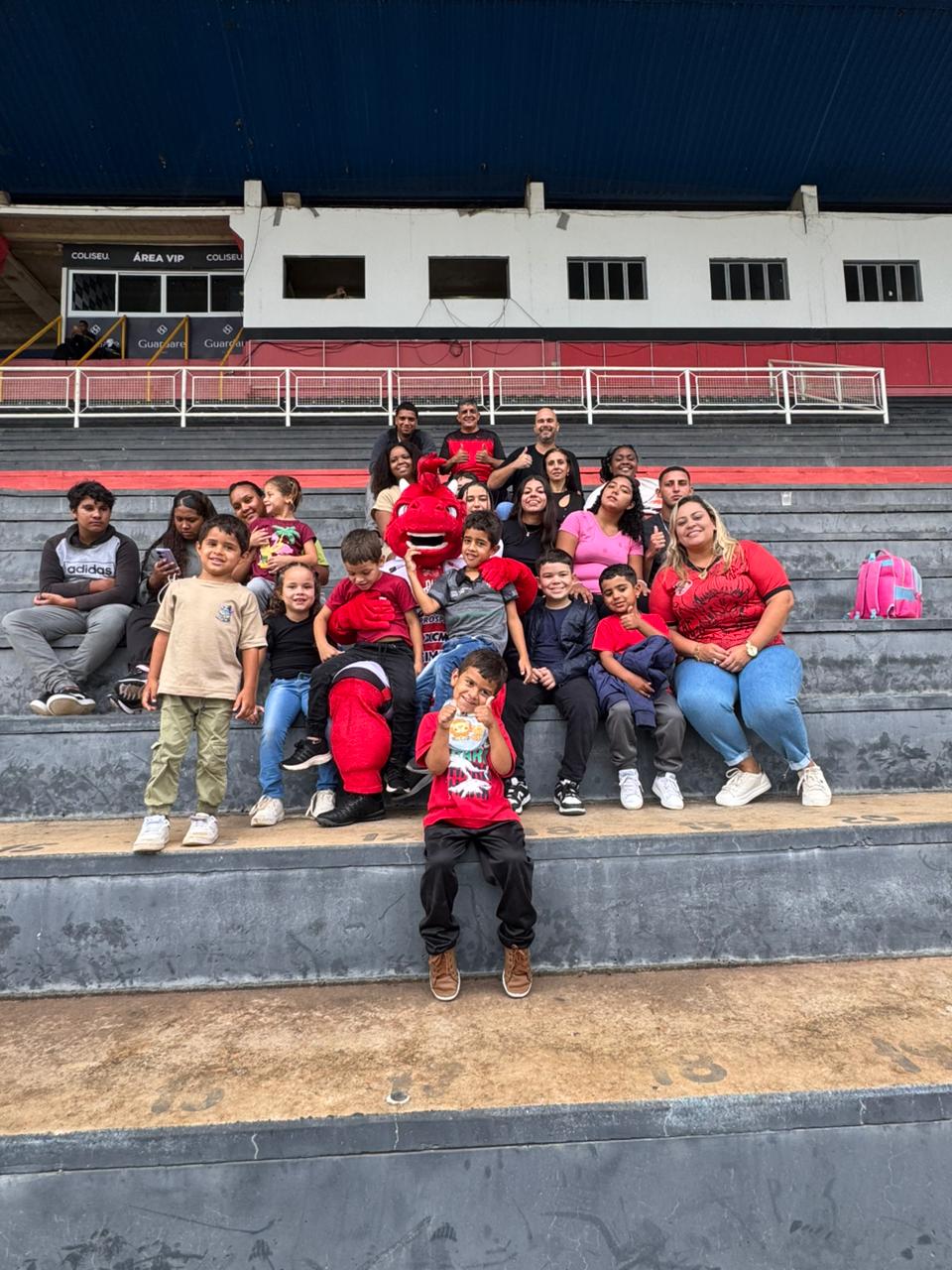 Imagem Noticia: Prefeitura promove ação de inclusão social e leva crianças do SAICA para jogo do Pouso Alegre no Manduzão